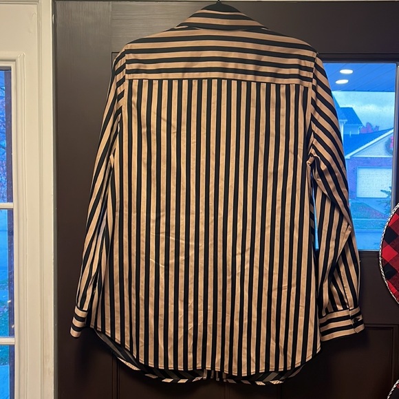 Mary Stripe Stretch Button-Up Shirt
Foxcroft Heritage Non-Iron Misses Size 14 - Picture 9 of 9